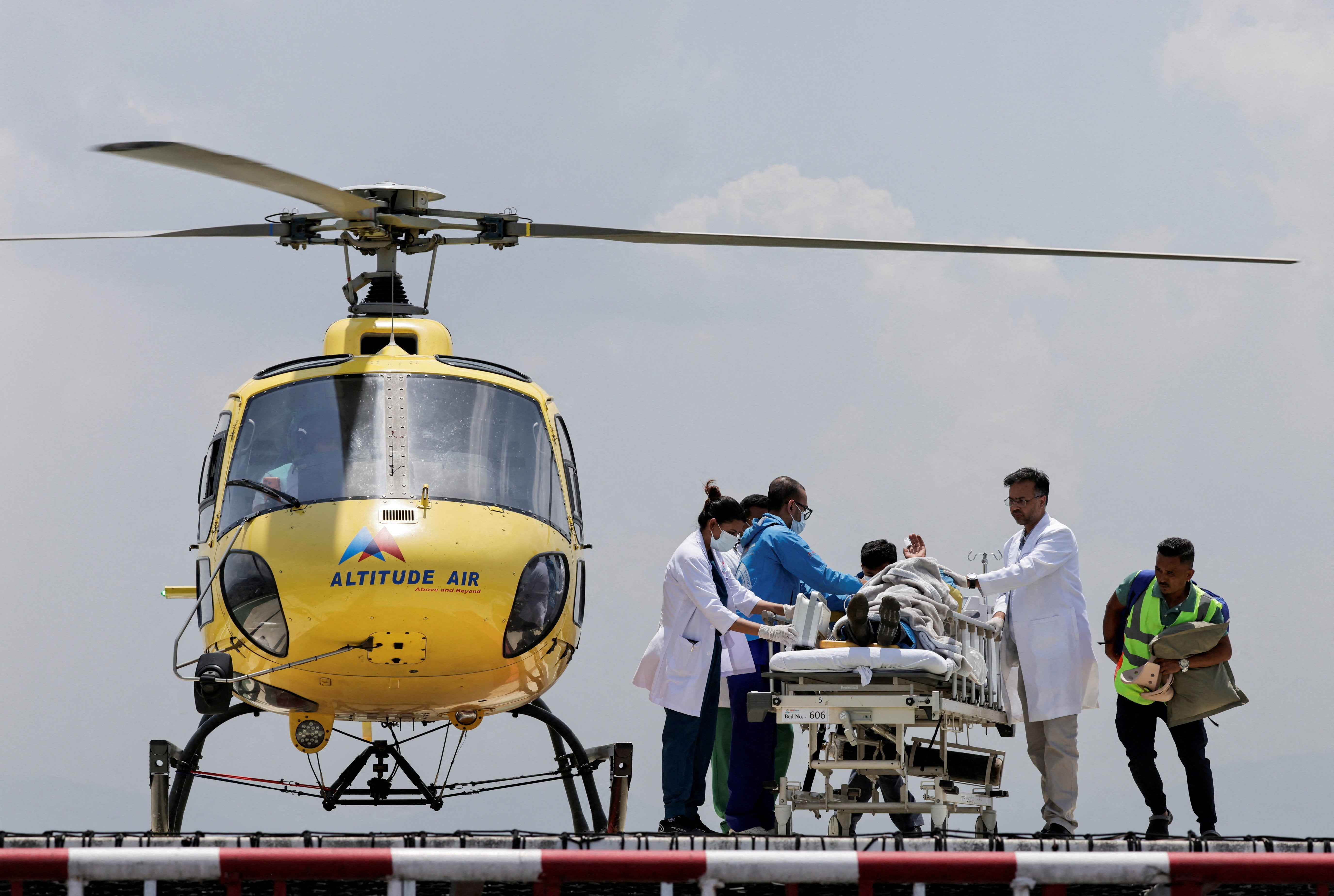 Los paramédicos se encargan de trasladar a Dawa Sherpa al Hospital HAMS de Katmandú