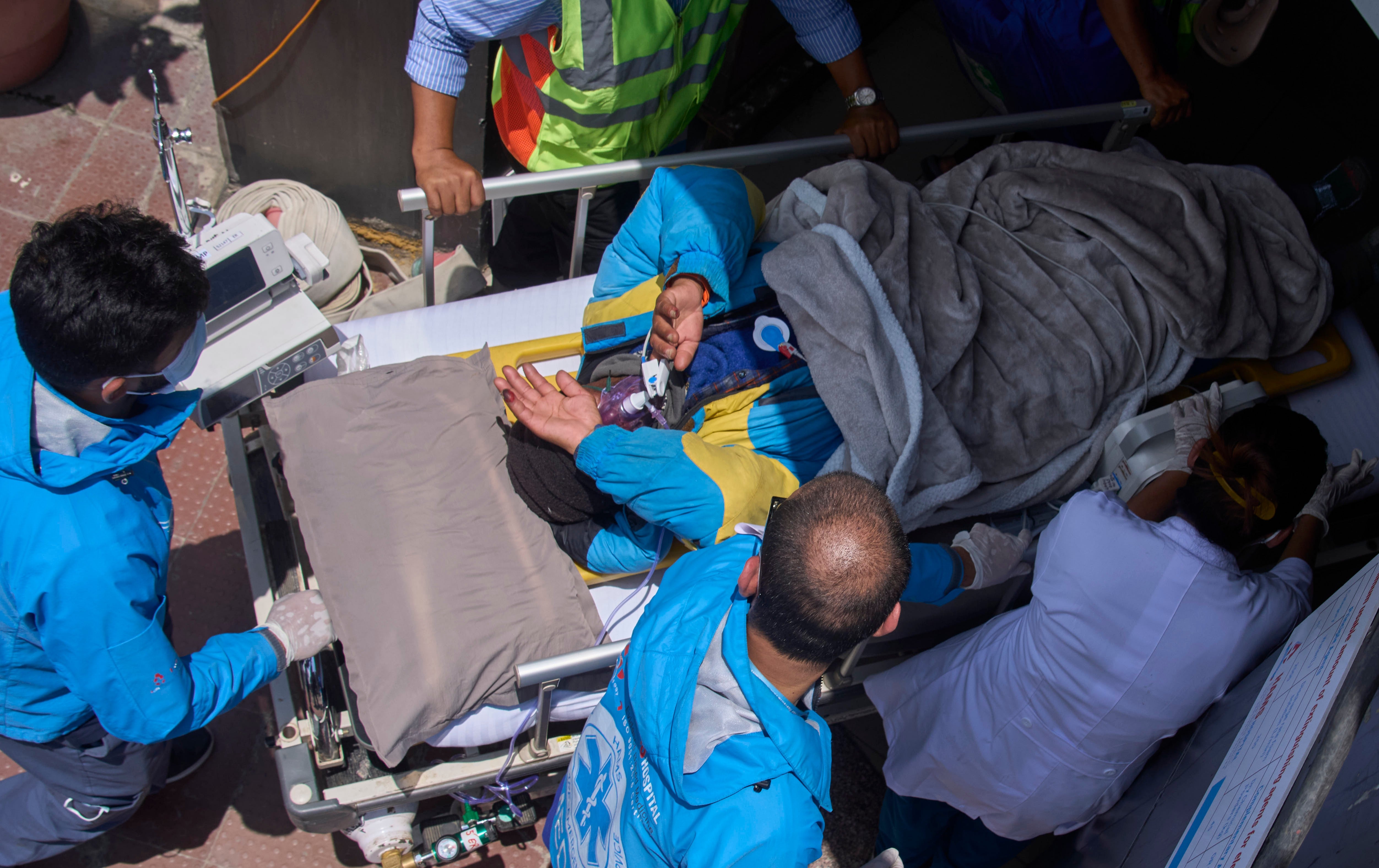Los equipos médicos rescatan a Dawa Sherpa, un guía de montaña que llevaba varios días desaparecido en la región del Everest