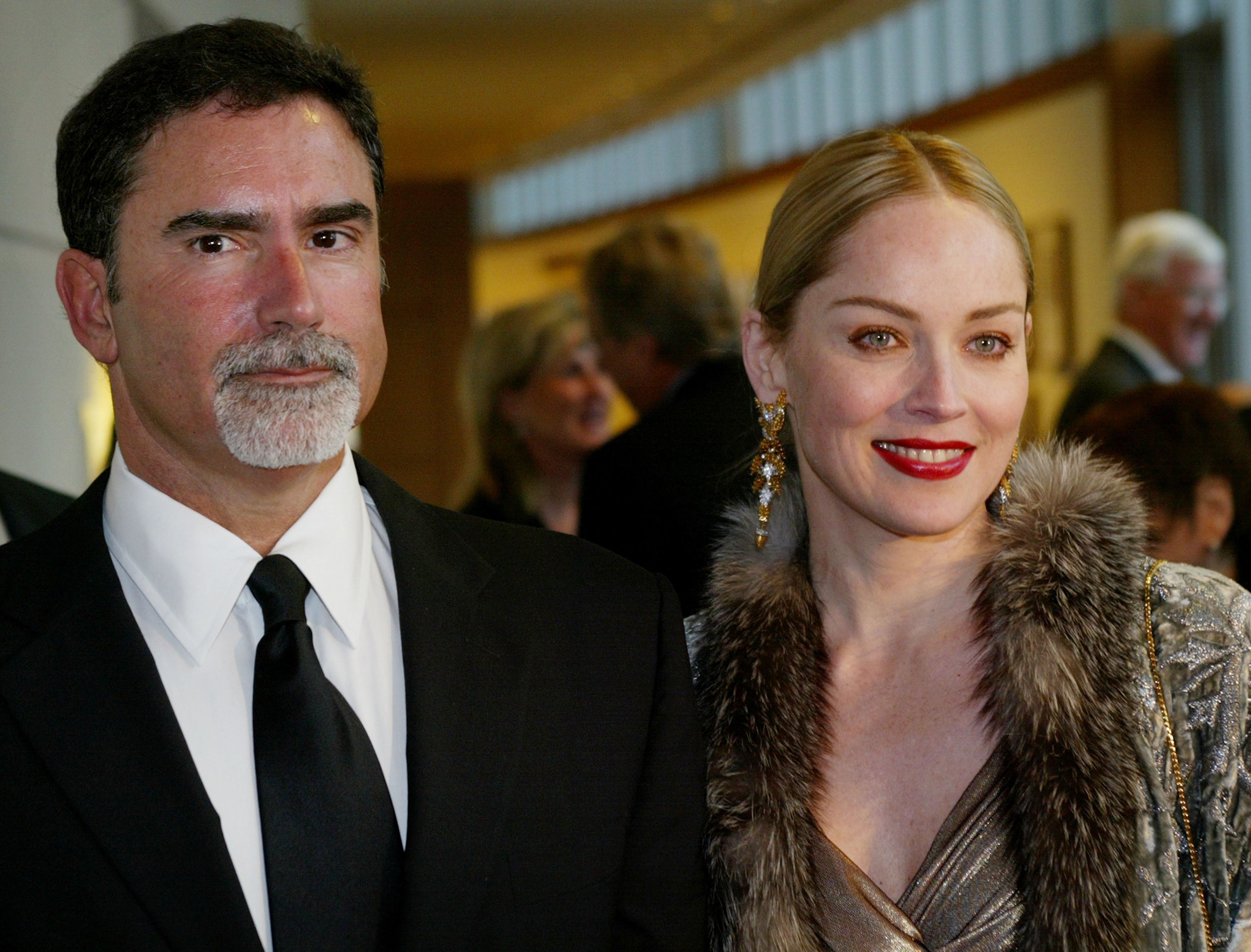 Stone estuvo casada con Phil Bronstein entre 1998 y 2004