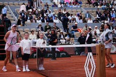 Kostyuk, de Ucrania, y Andreeva, de Rusia, posan por separado antes de su partido