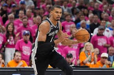 NBA prohíbe de por vida a 2 aficionados tras invadir la cancha y buscar selfie con Wemby