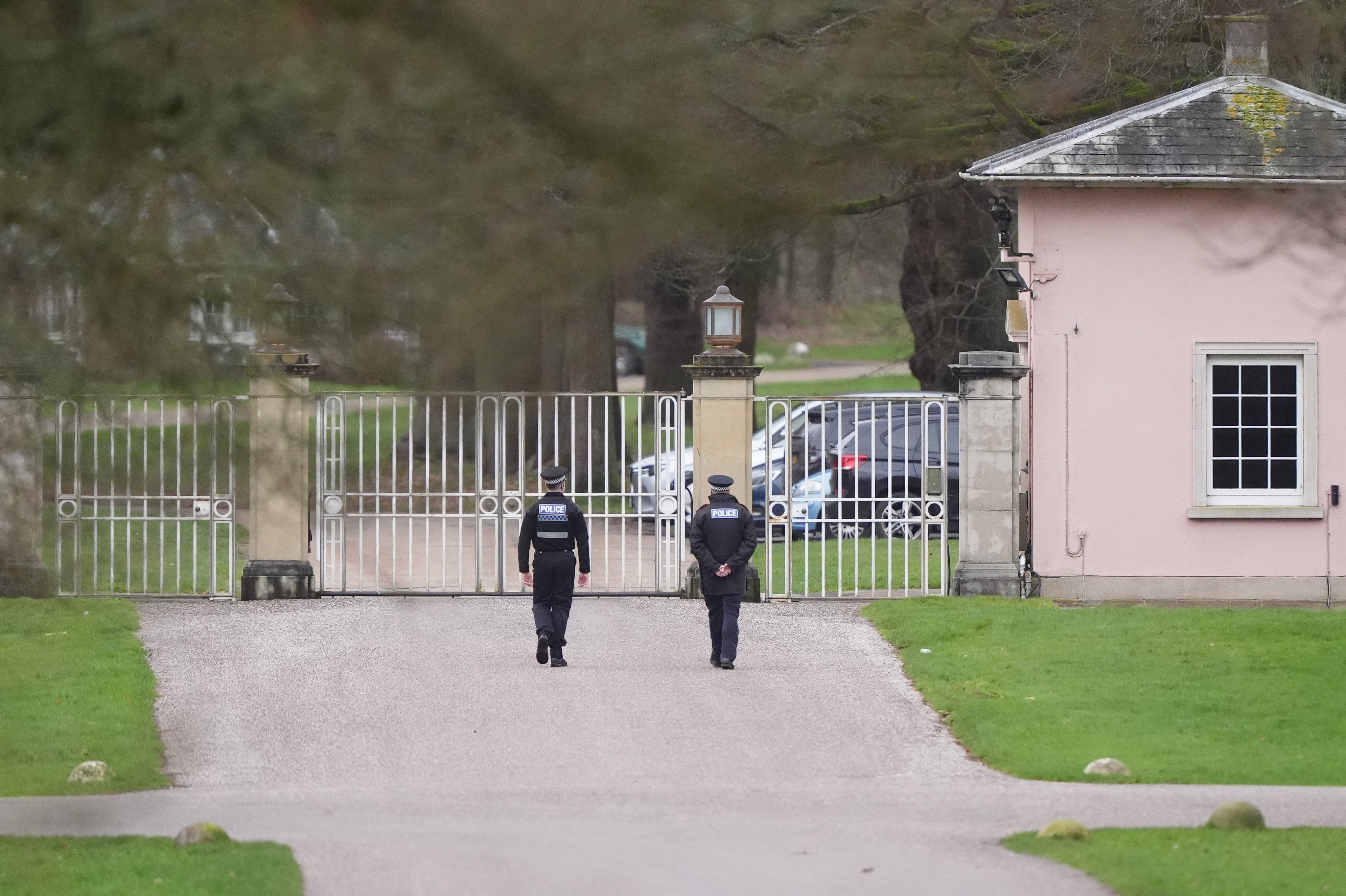 Agentes de policía frente a Royal Lodge, la antigua residencia de Andrew Mountbatten-Windsor en Windsor Great Park, Berkshire