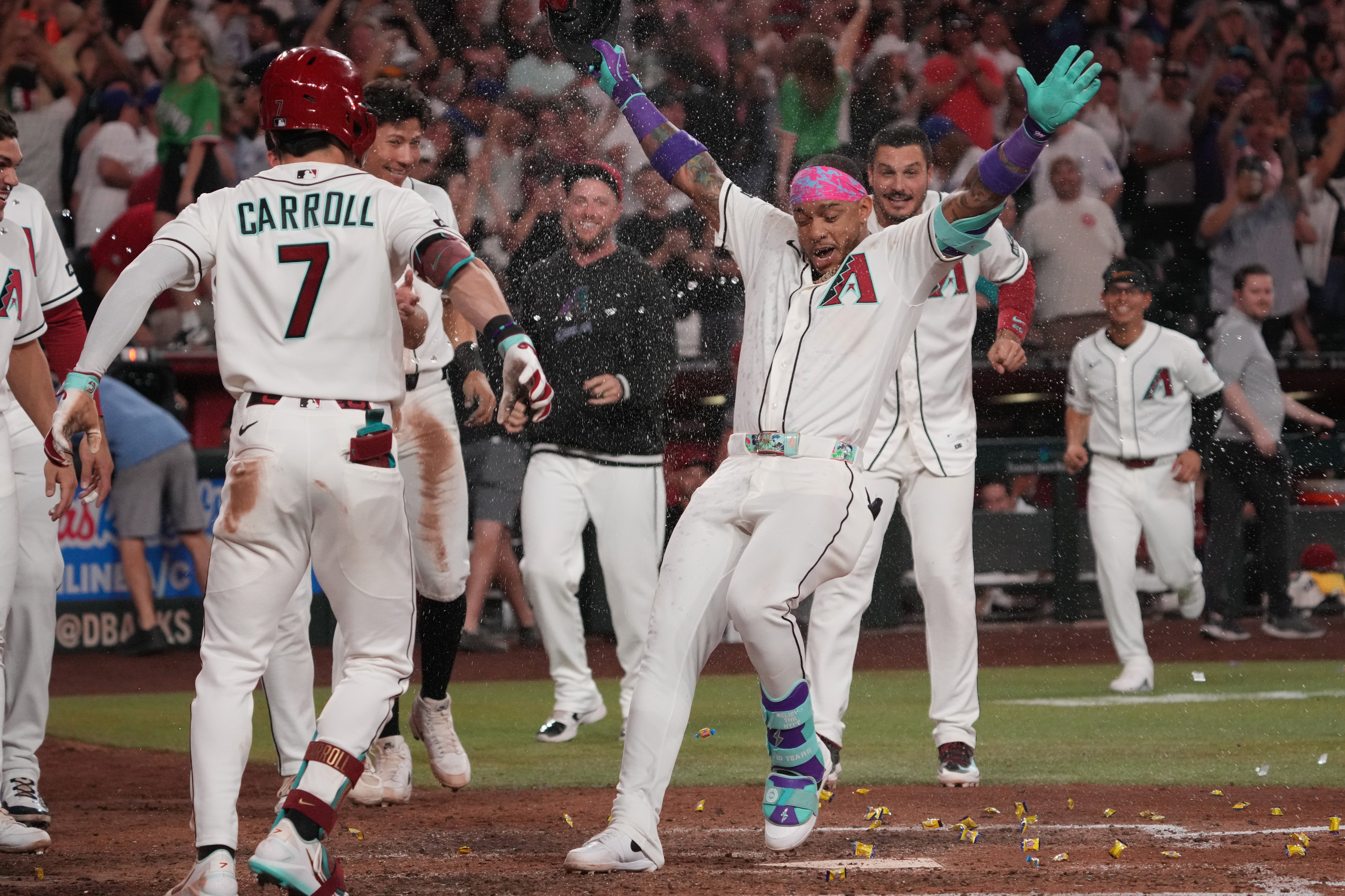 Ketel Marte pega jonrón solitario en la 9na y Diamondbacks superan 3-2 a Dodgers tras dura colisión