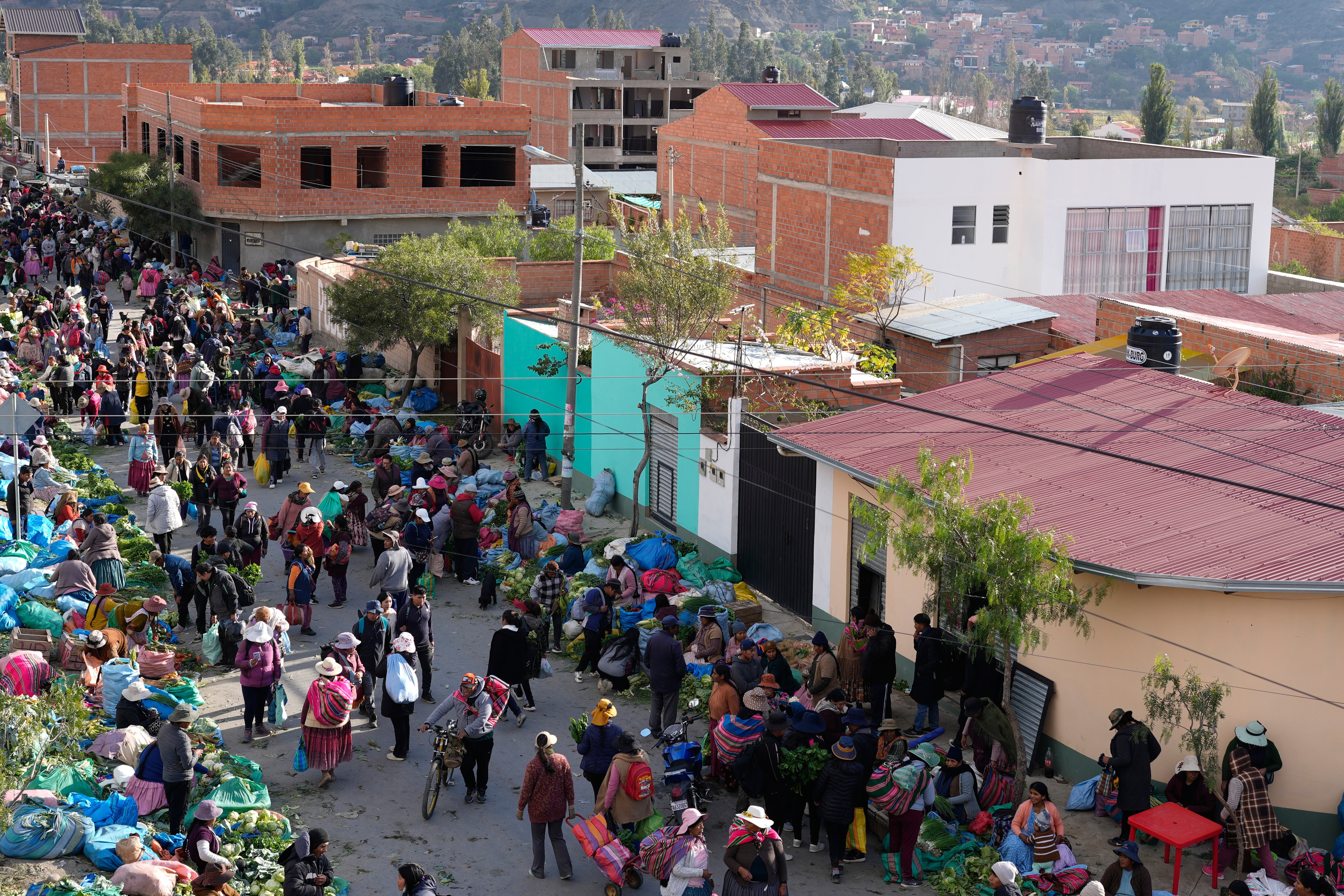 Habilitan ruta a La Paz para abastecer alimentos mientras Congreso trata ley de estado de excepción
