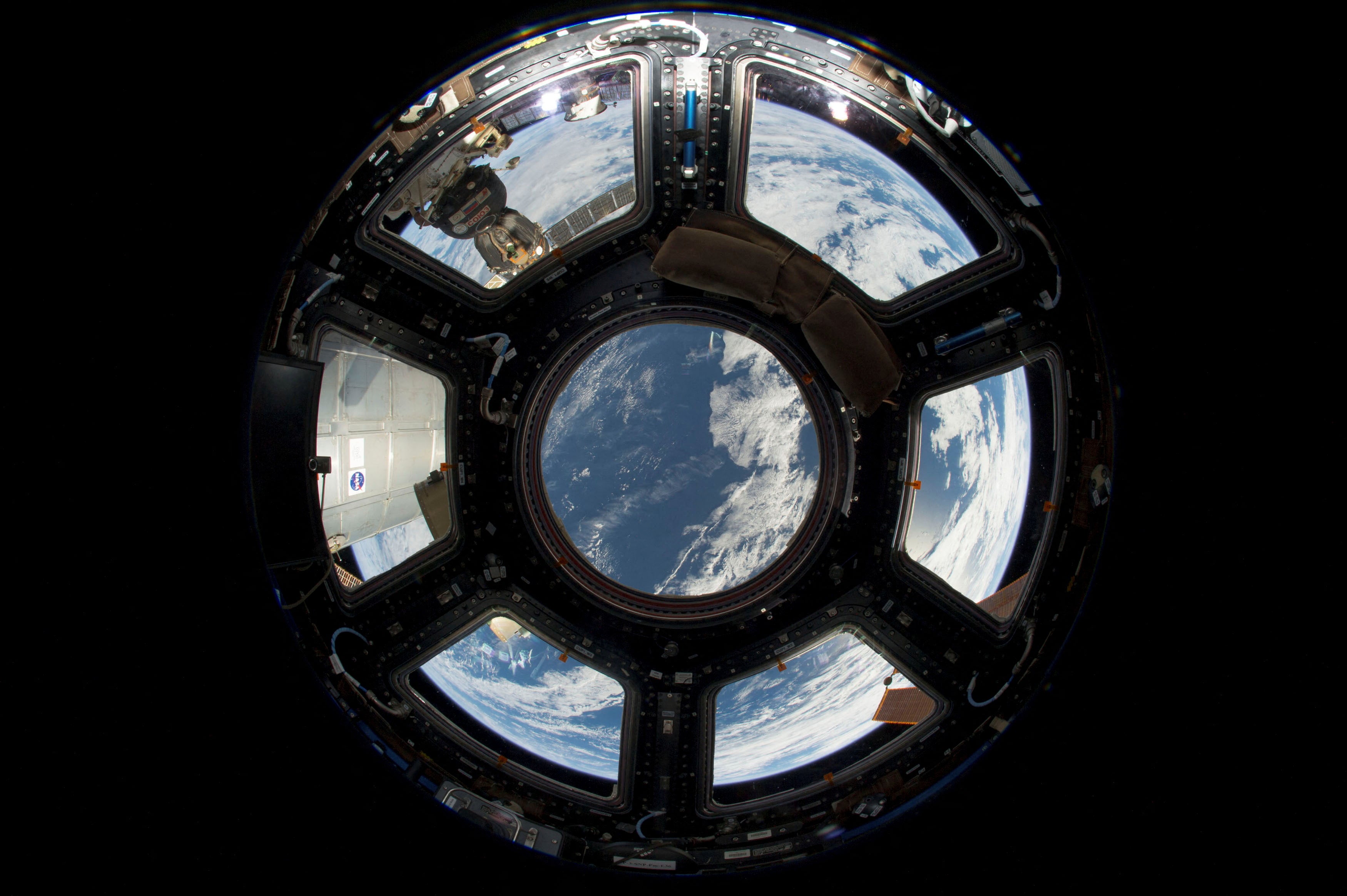 Vista de la Tierra desde la cúpula de la Estación Espacial Internacional