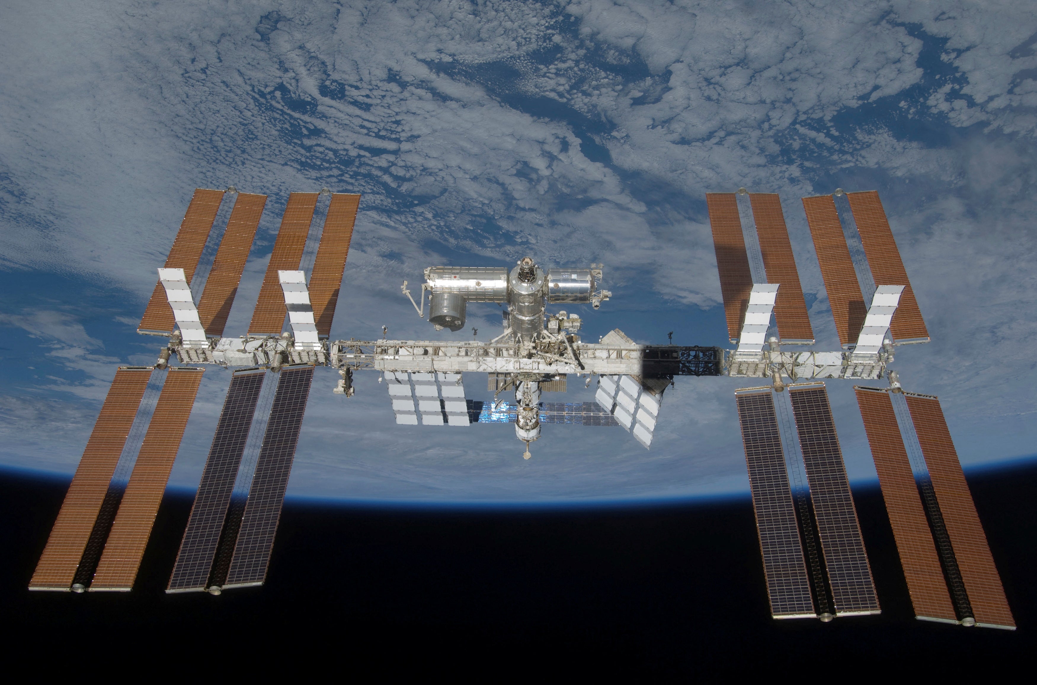 Astronautas activan protocolos de emergencia tras fuga de aire en la EEI
