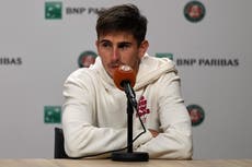 Enfermo y sin dormir, Arnaldi se retira de semifinal de Roland Garros