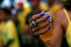 Muchos aficionados beberán alcohol y verán el Mundial. Con calor, eso es arriesgado