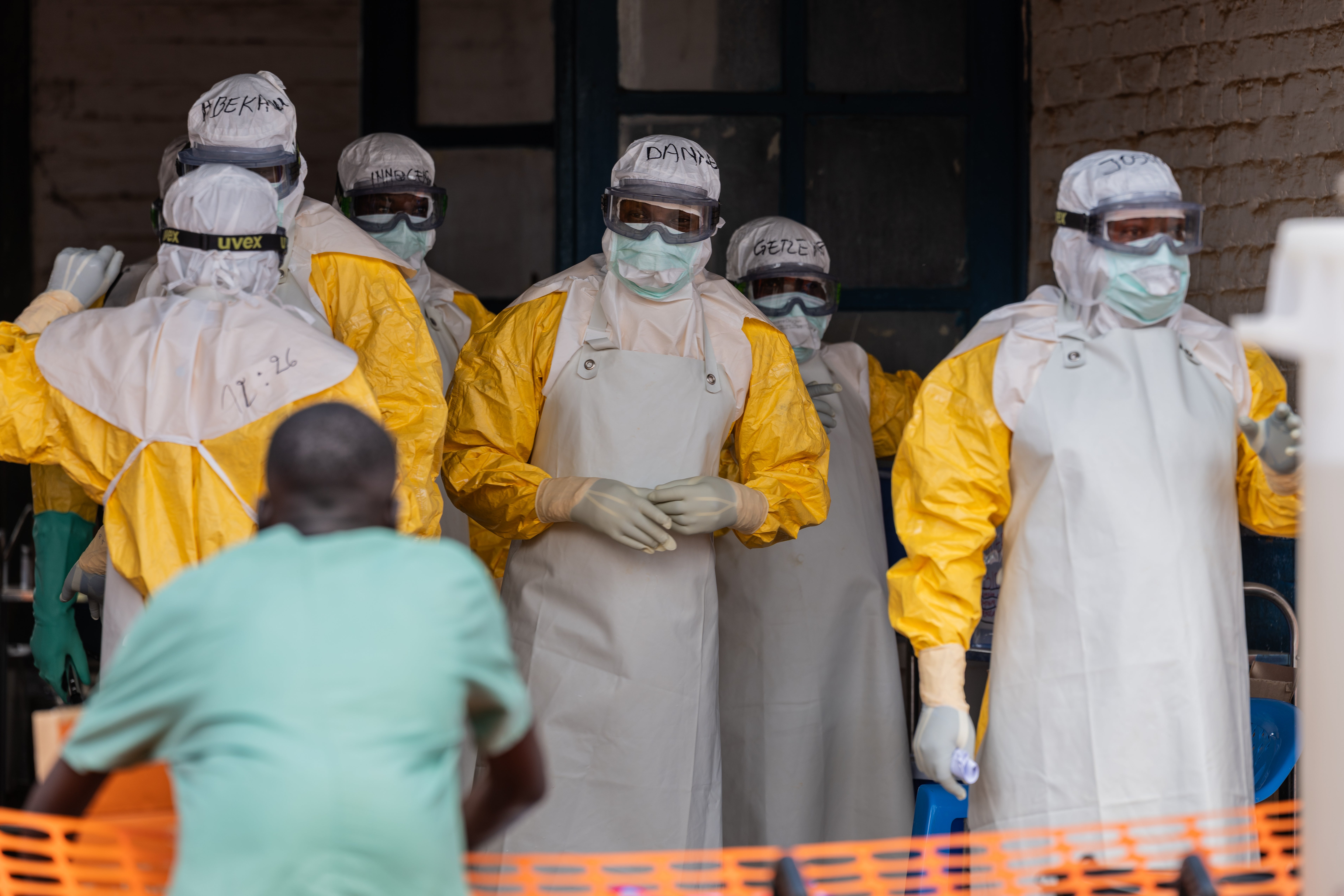 Brote de ébola en África podría sumar 20.000 casos sin fuertes medidas sanitarias, dice EEUU