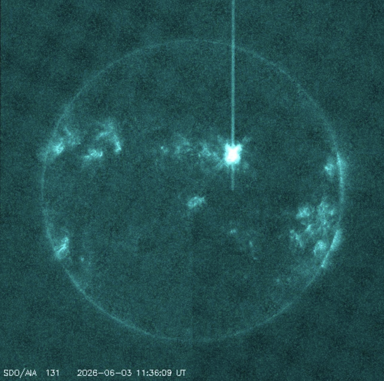 Una potente llamarada solar de clase X emerge de la mancha solar 4455