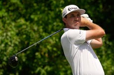 J.T. Poston domina el viento en el Memorial, firma la mejor ronda y lidera el torneo