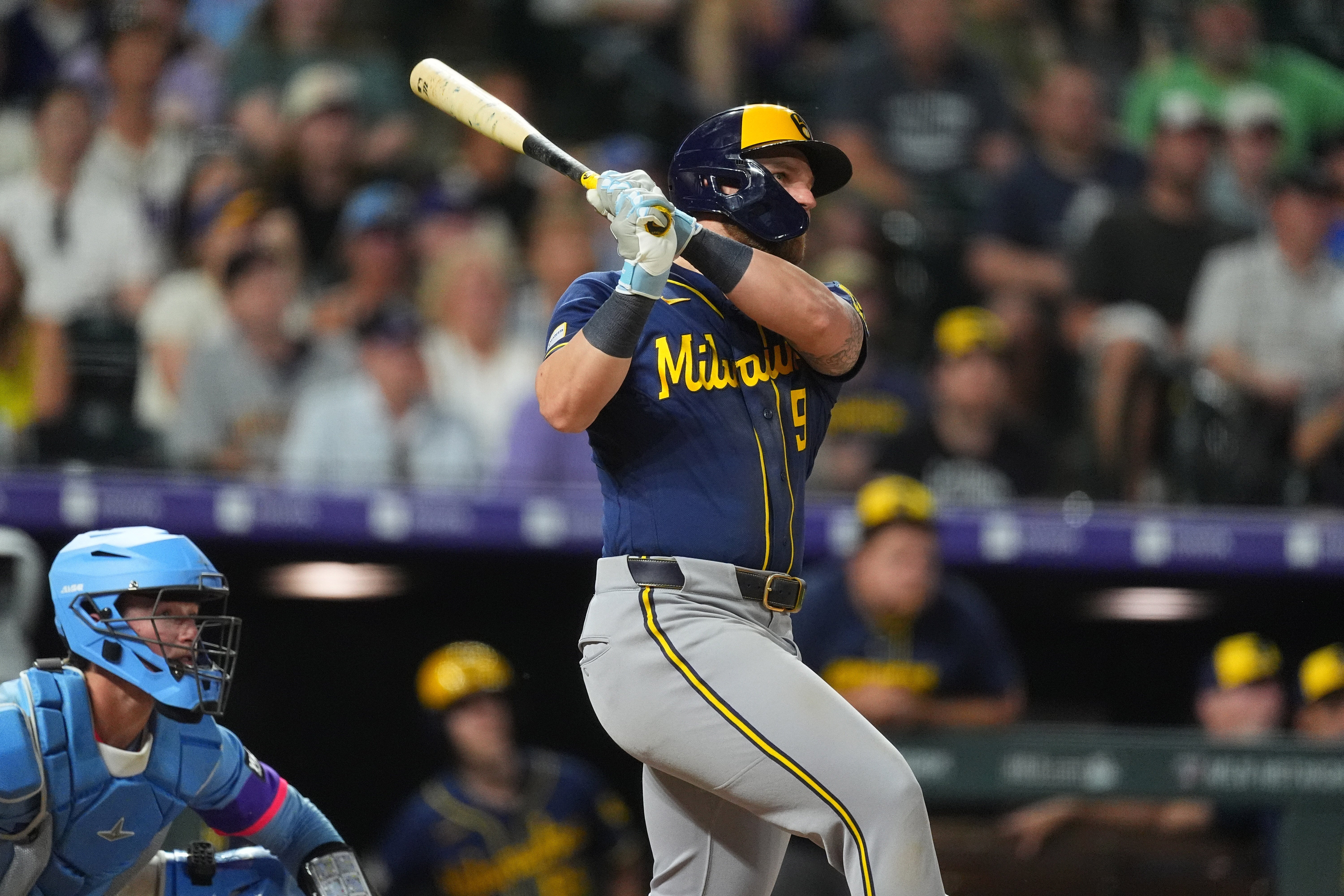 Cerveceros anotan 8 carreras al final y sorprenden a Rockies 9-7 en 10 entradas