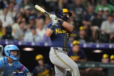 Cerveceros anotan 8 carreras al final y sorprenden a Rockies 9-7 en 10 entradas