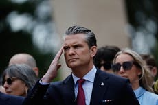 Hegseth parece comparar la inmigración con invasiones pasadas en discurso del Día D en Francia