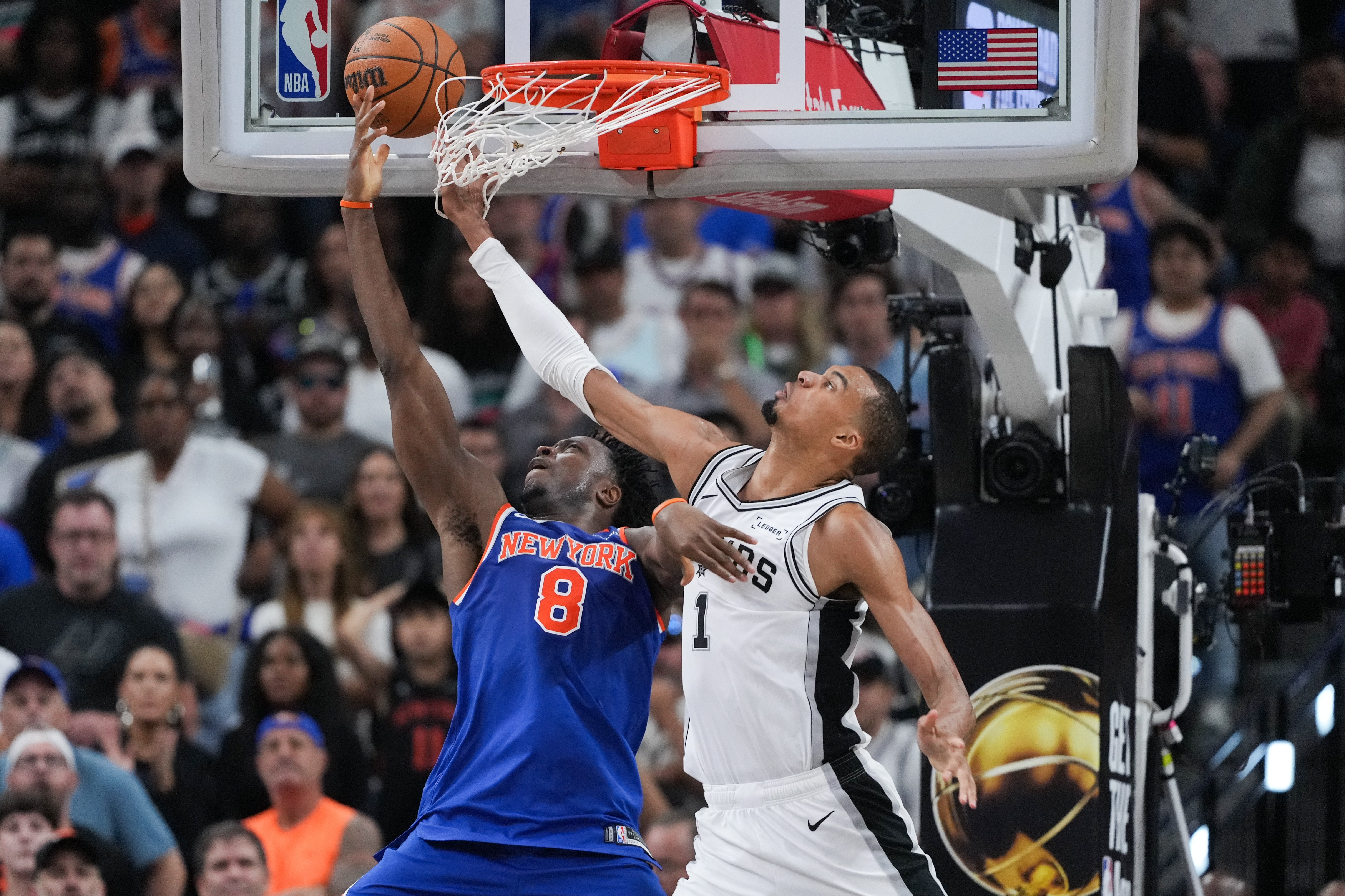 Knicks aún no se sienten vencedores y los Spurs tampoco ceden nada