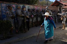 Manifestantes repelen operativo policial para despejar ruta tras 36 días de protestas en Bolivia
