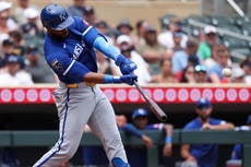 Reales aguantan 6-5 a Mellizos tras salida del campocorto Bobby Witt Jr. por dolor de rodilla
