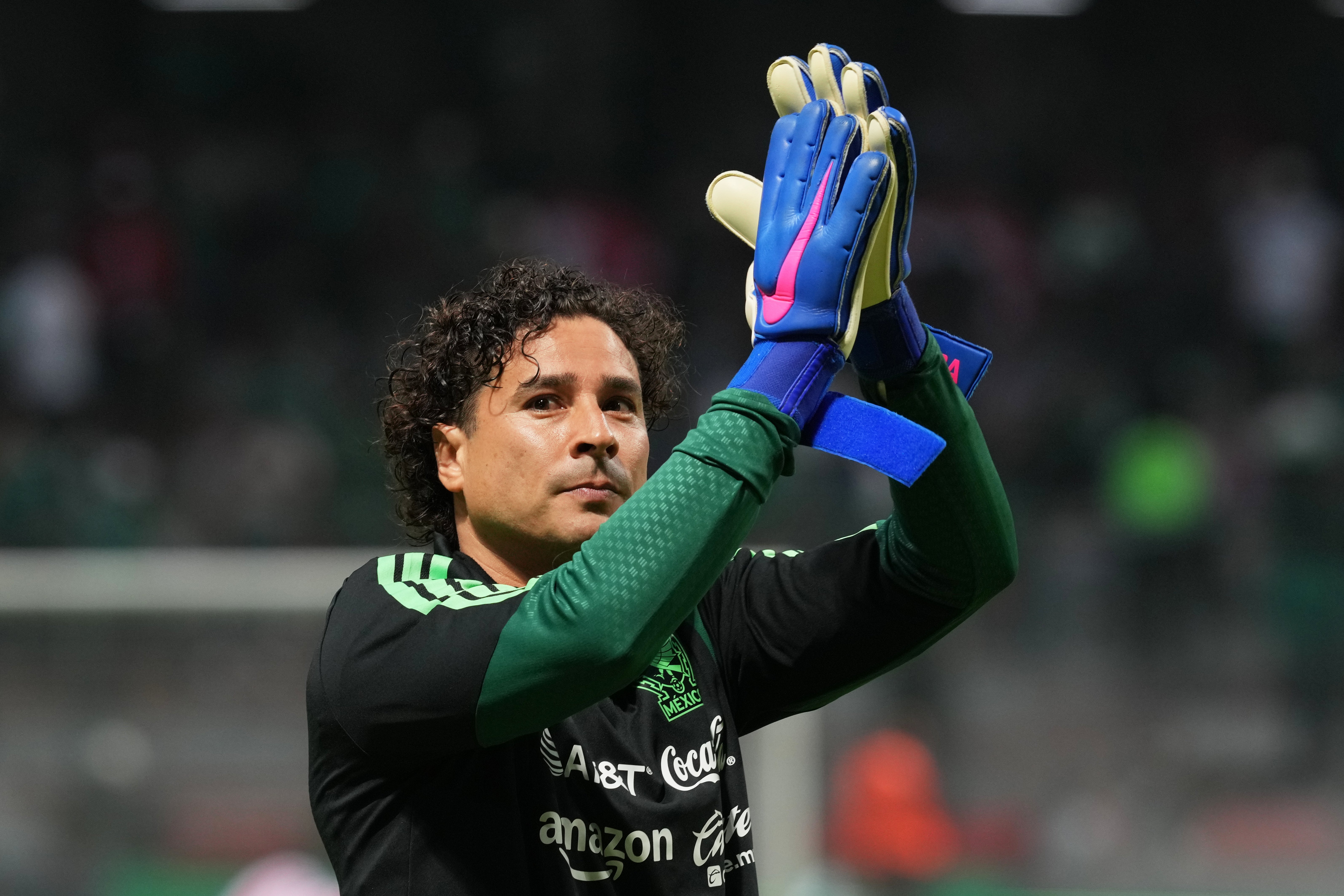 El veterano Guillermo Ochoa recibe la bandera de México previo al arranque del Mundial