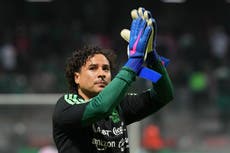 El veterano Guillermo Ochoa recibe la bandera de México previo al arranque del Mundial