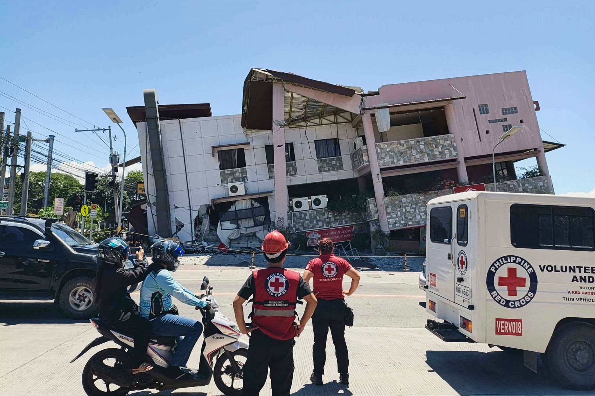 Rescatistas revisan los daños tras el terremoto en General Santos, Filipinas, el 8 de junio de 2026