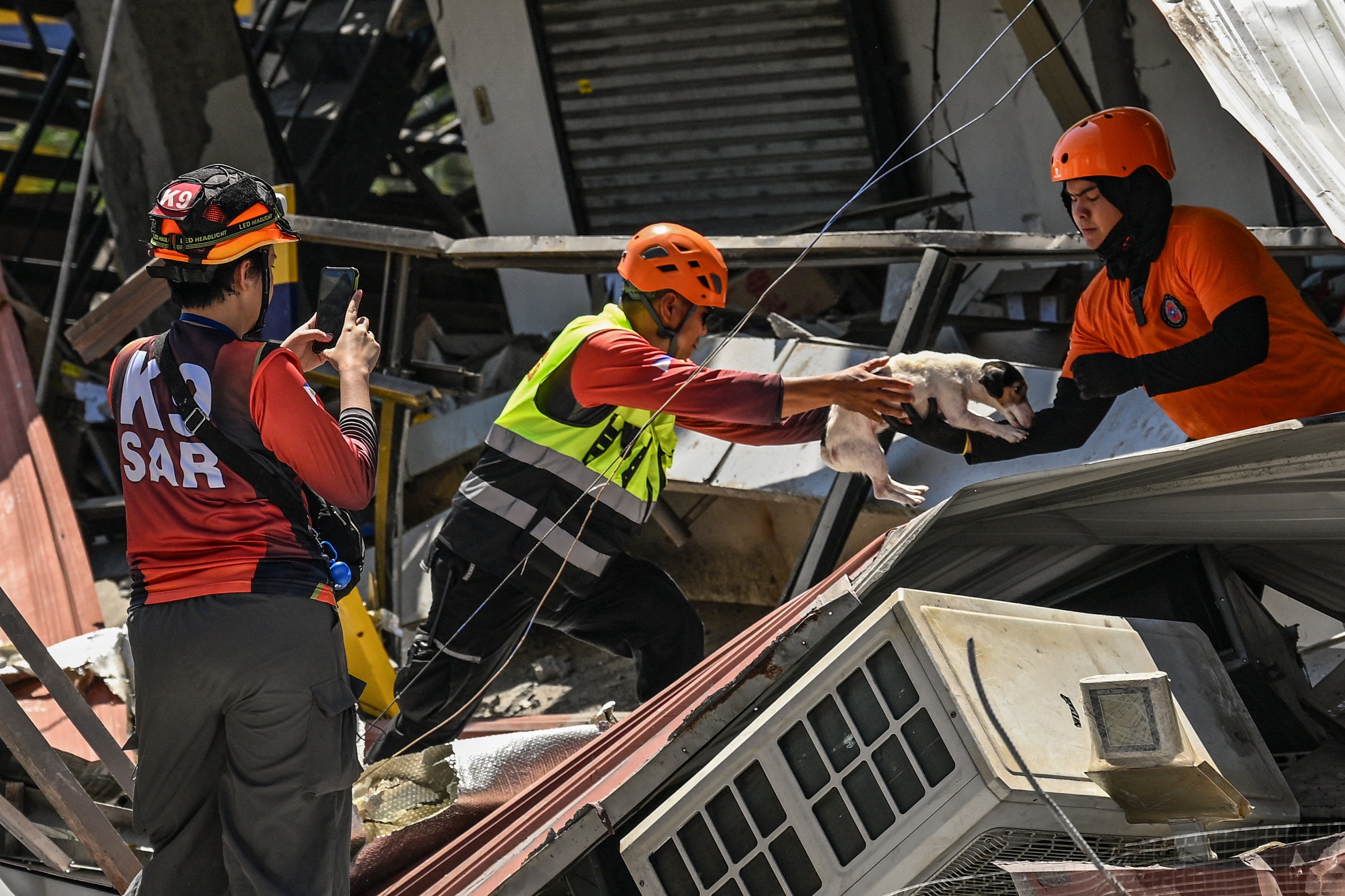 Operaciones de rescate en el sitio de un edificio colapsado en la ciudad de General Santos el 9 de junio de 2026