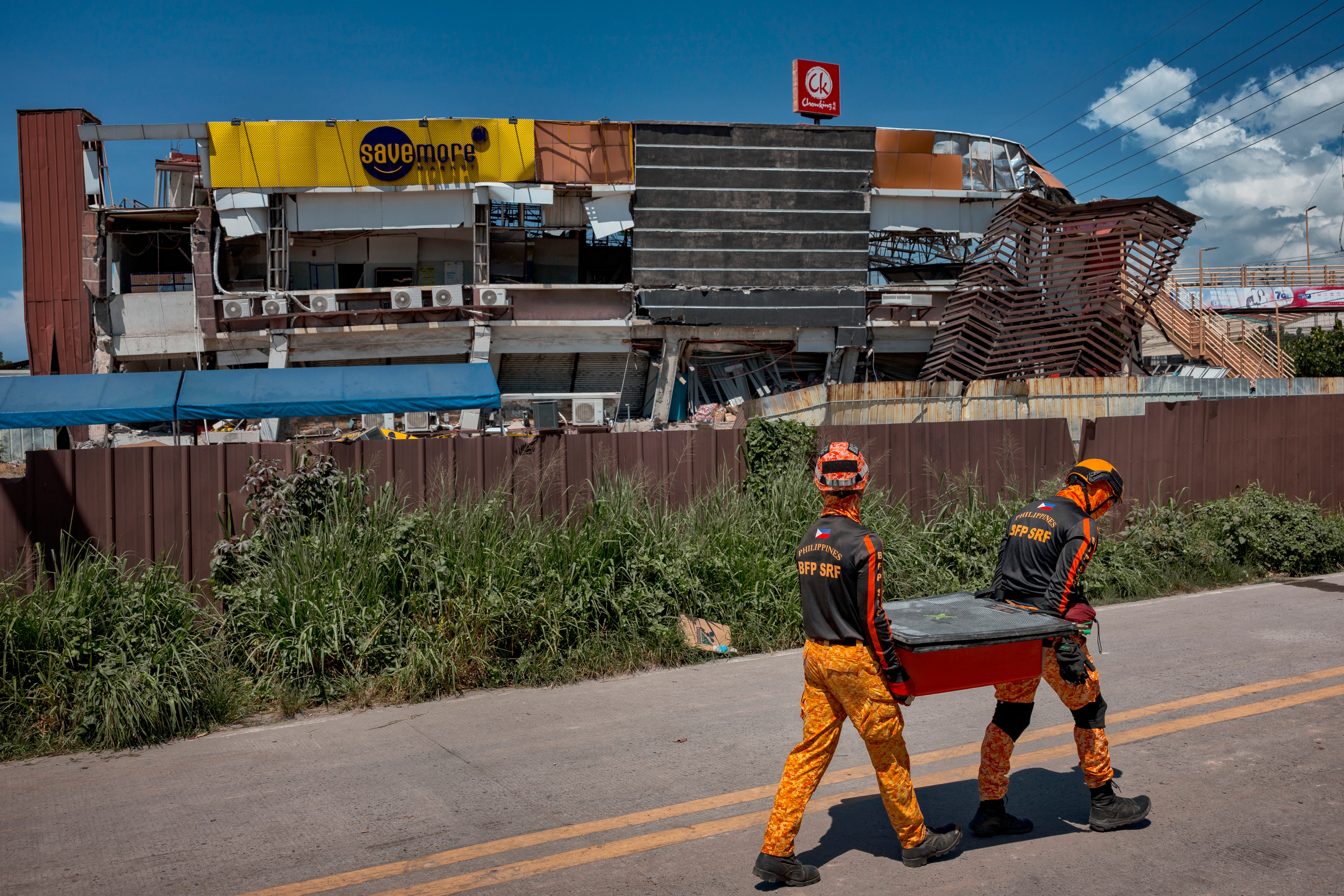 Los equipos de rescate transportan material cerca de un edificio dañado por el terremoto en General Santos, Filipinas, el 9 de junio de 2026