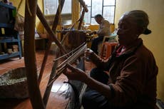 Ancianos defienden antigua tradición de tejer cedazos con crines y colas de caballo en Ecuador