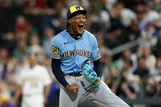 Cerveceros superan a Atléticos 15-14 en 12 entradas; 11 jonrones y 34 hits en Las Vegas