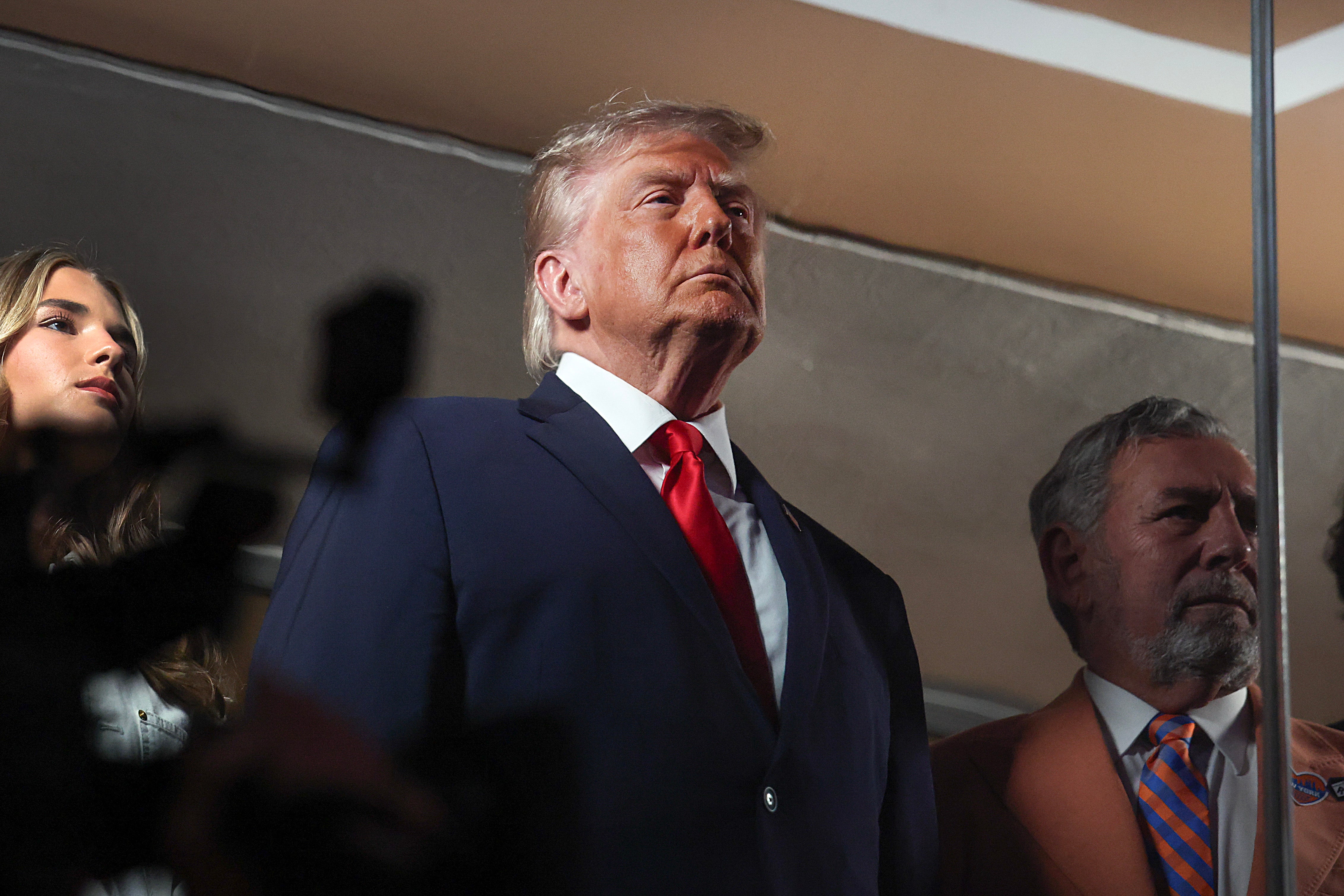 Más tarde, Trump declaró a los periodistas que le pareció oír sobre todo ovaciones cuando apareció en la pantalla gigante del Garden