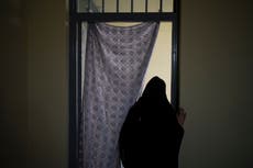 Varios heridos en protesta contra código de vestimenta talibán para mujeres en Afganistán