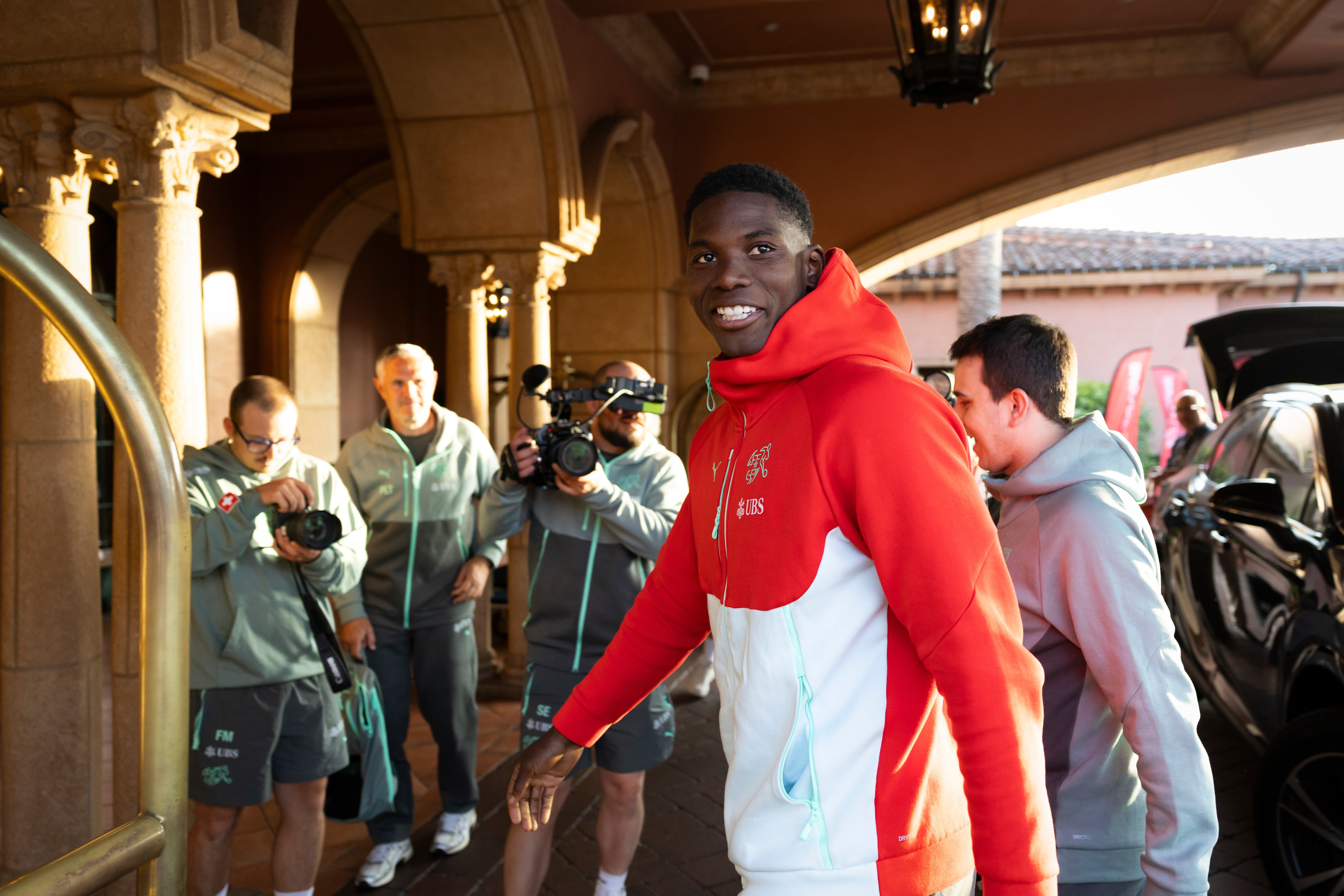 Breel Embolo llega al hotel de la selección suiza en San Diego