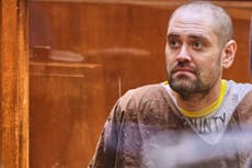 Hijo de Rob Reiner pide dinero del fideicomiso para su defensa por matar a sus padres