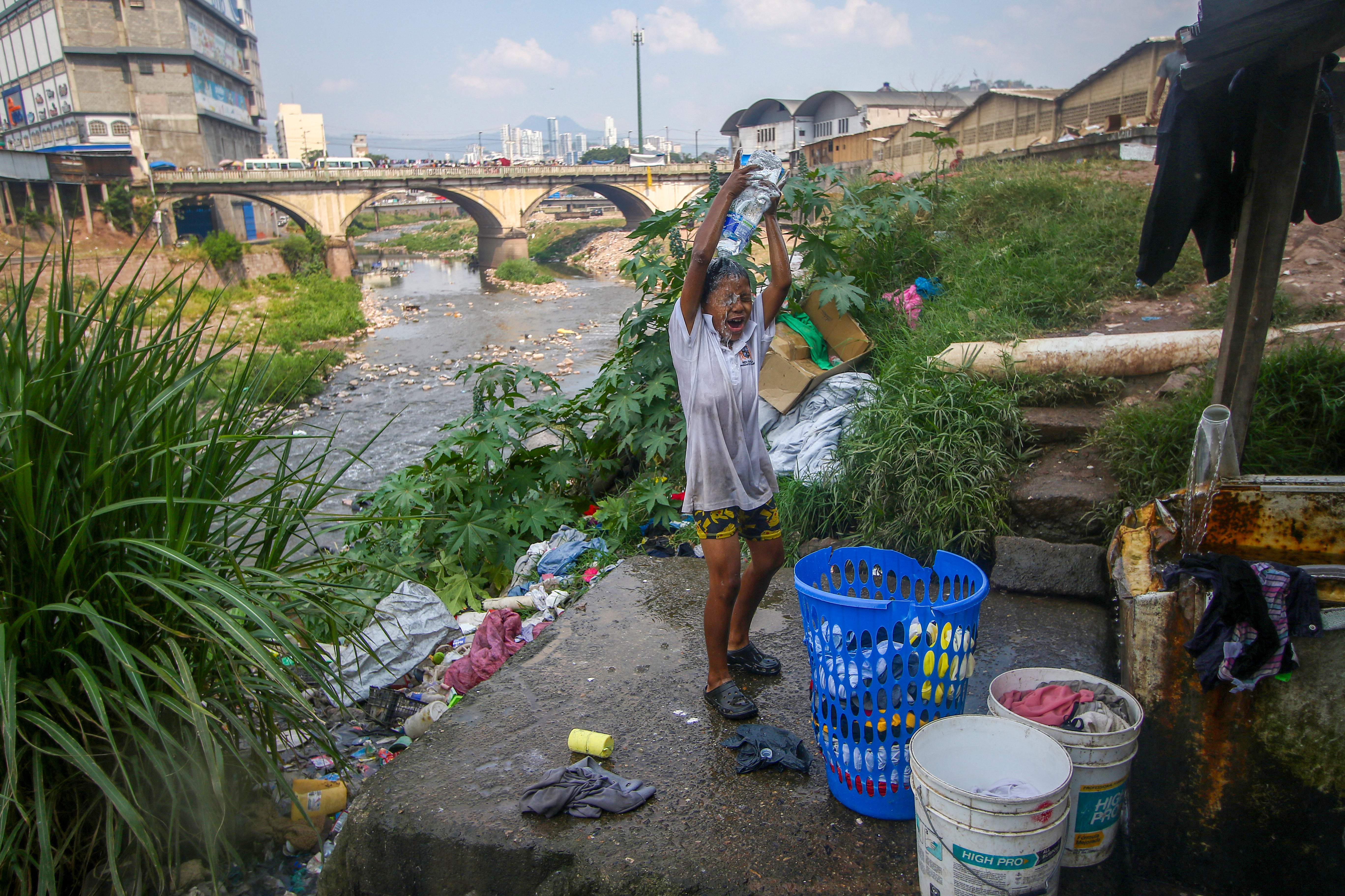Un niño se refresca durante una ola de calor en la ciudad de Tegucigalpa el 12 de mayo de 2026. Honduras acortó la jornada escolar y se impartieron clases virtuales debido a las altas temperaturas, que podrían intensificarse a causa del fenómeno de El Niño, según informaron fuentes oficiales