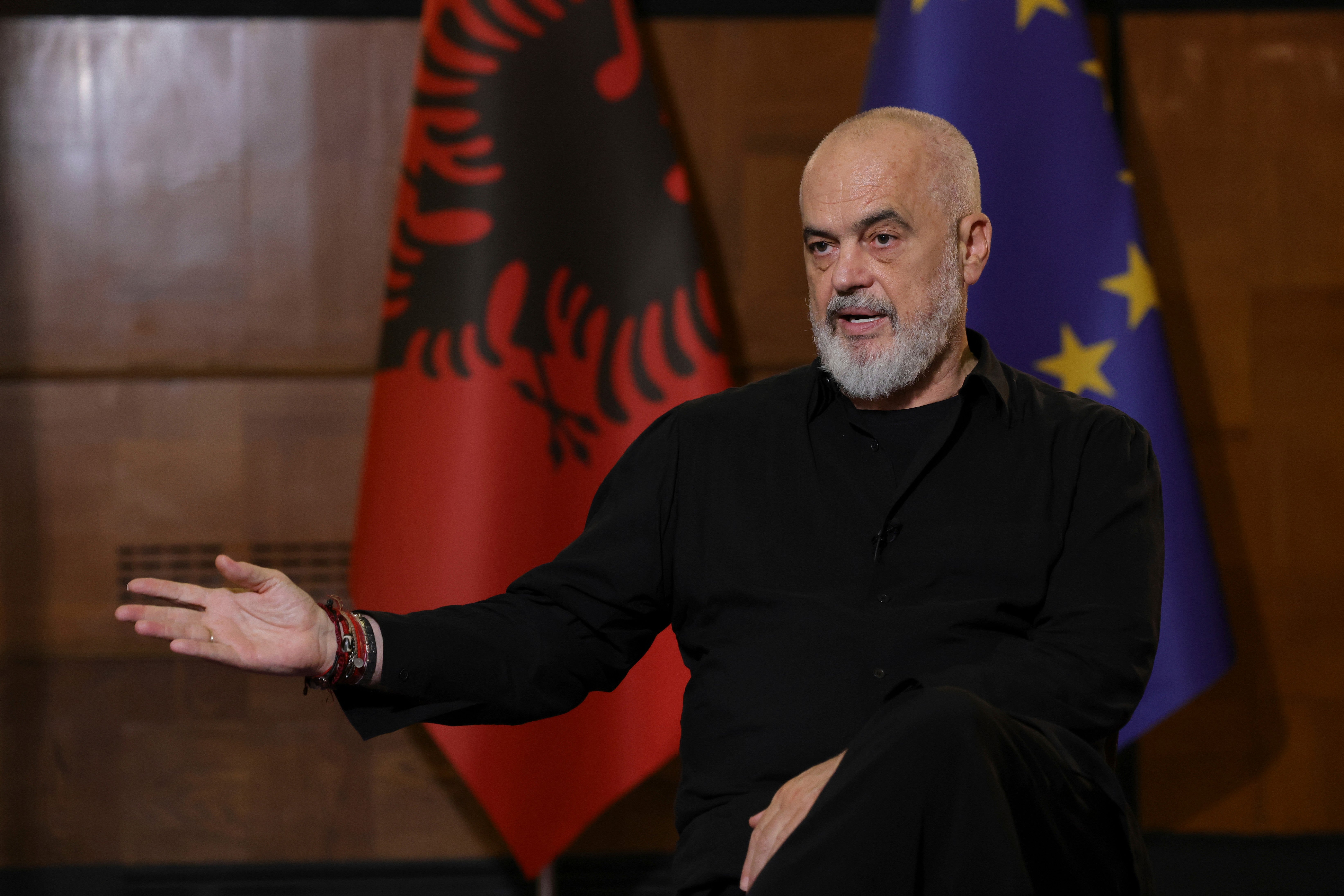 El primer ministro Edi Rama recibió críticas por esos planes