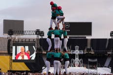 Los famosos castellers de Cataluña saludan al papa León en Barcelona