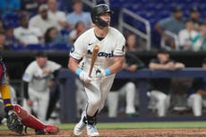 Marlins abren el juego con 4 carreras en la 8ª y vencen 10-6 a Diamondbacks