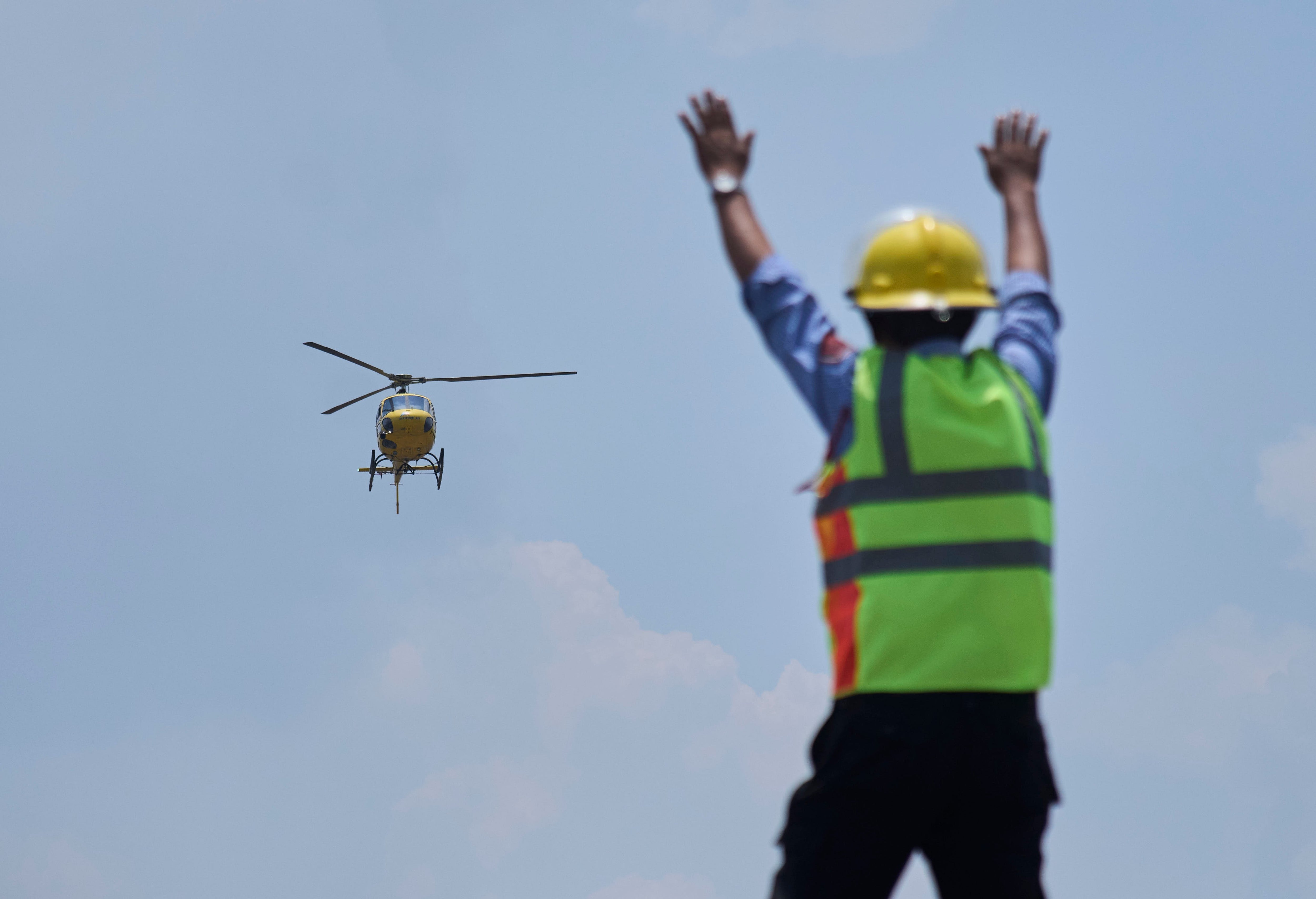 Un helicóptero que transportaba a Dawa Sherpa aterriza este jueves en el Hospital HAMS de Katmandú, Nepal
