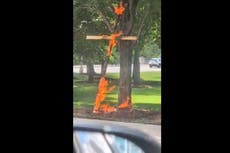 La policía investiga una gran cruz en llamas colocada en un parque de Chicago