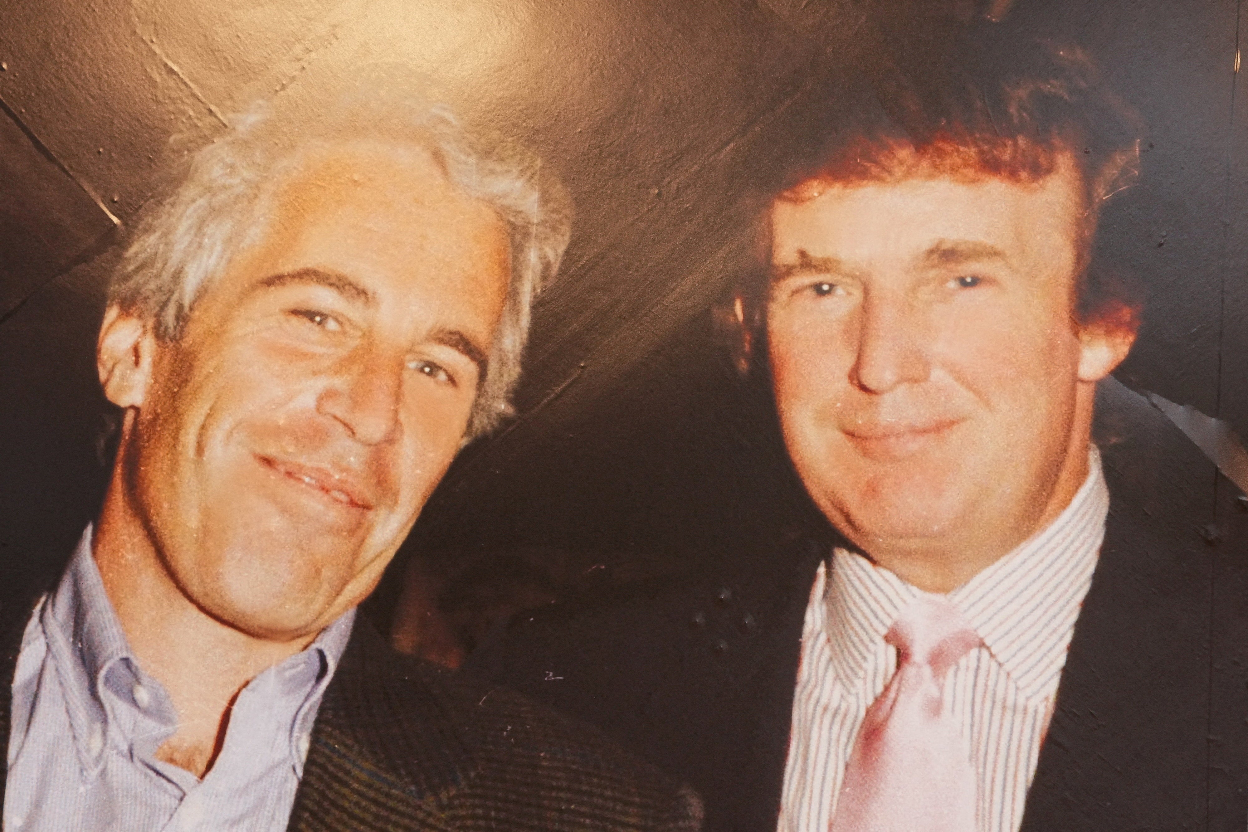 Al parecer, Jeffrey Epstein garabateó unos intentos de última hora por ofrecer información a los fiscales federales sobre Donald Trump después de que este delincuente sexual fuera detenido en 2019 acusado de delitos federales de tráfico de personas