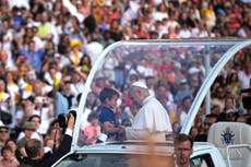 El papa visita monumentos religiosos de Barcelona en el centenario de la muerte de Gaudí