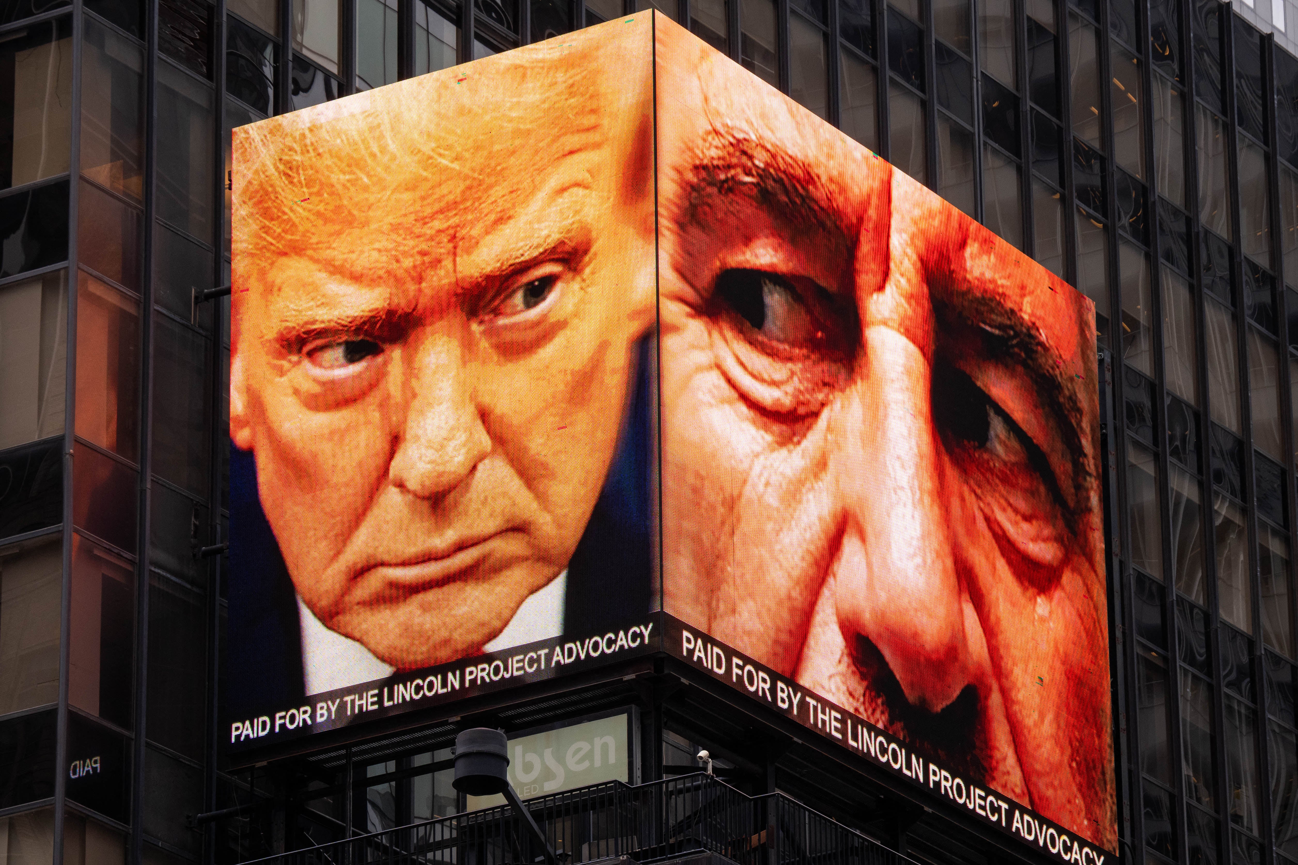 Los republicanos del comité descartaron citar a Donald Trump. En la imagen, una valla de The Lincoln Project muestra al presidente junto a Epstein