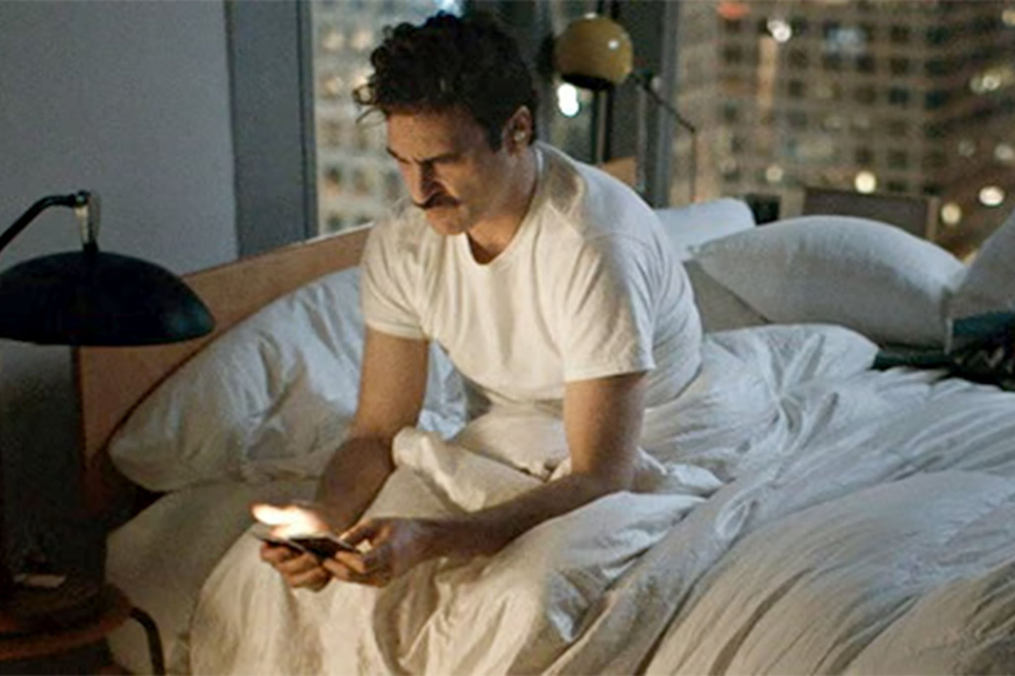 Joaquin Phoenix protagoniza ‘Ella’, de Spike Jonze, donde interpreta a un hombre que se enamora de un sistema operativo con inteligencia artificial. Samantha Morton fue originalmente la voz de esa IA, pero durante la posproducción fue reemplazada por Scarlett Johansson