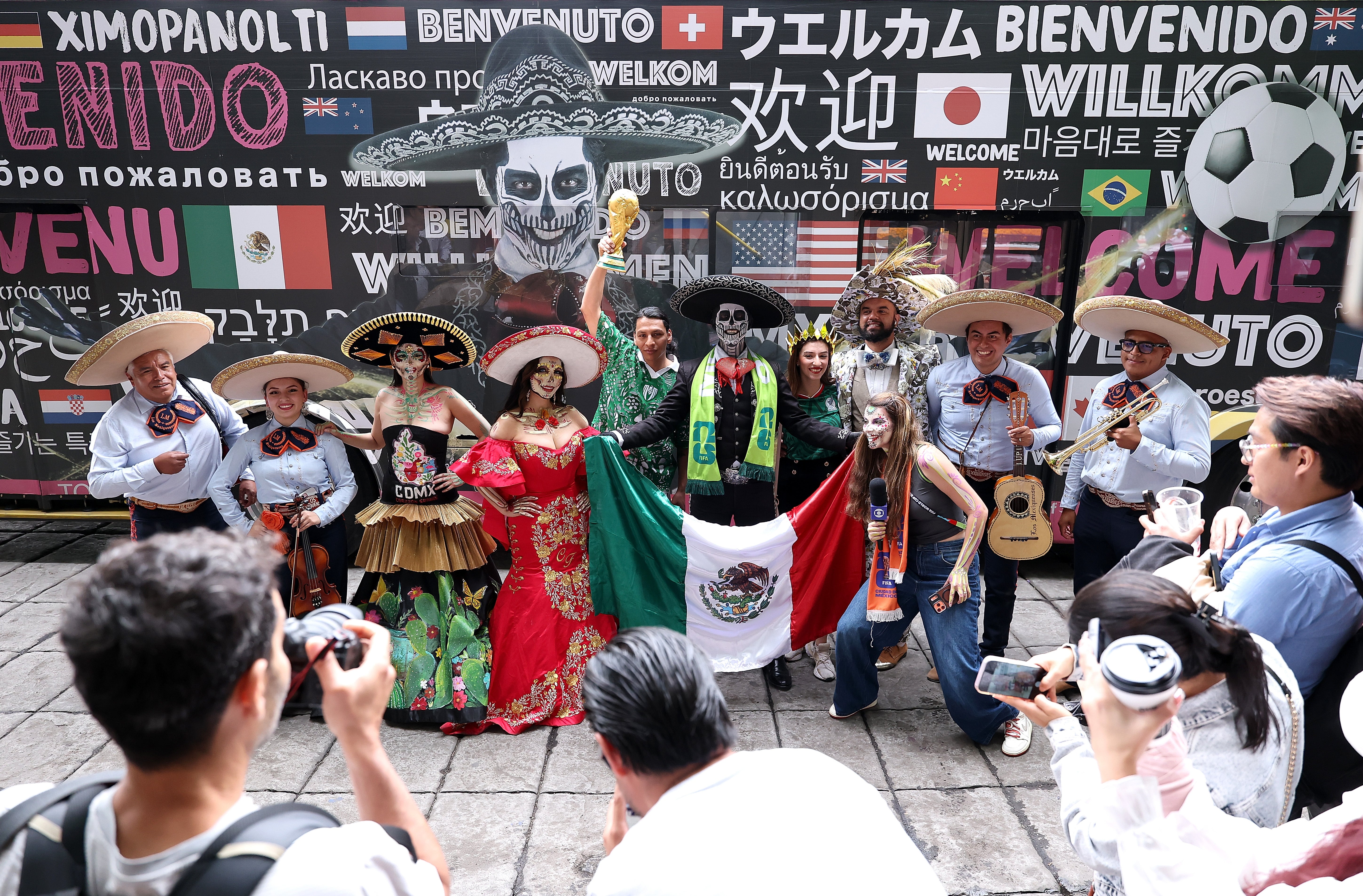 El Charro González y unas mujeres vestidas de La Catrina posan junto a un grupo de mariachis y sus admiradores en el Ángel de la Independencia el 10 de junio de 2026 en la Ciudad de México, México