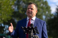 Trump desea nombrar a exdirector de financiación de vivienda como jefe permanente de inteligencia