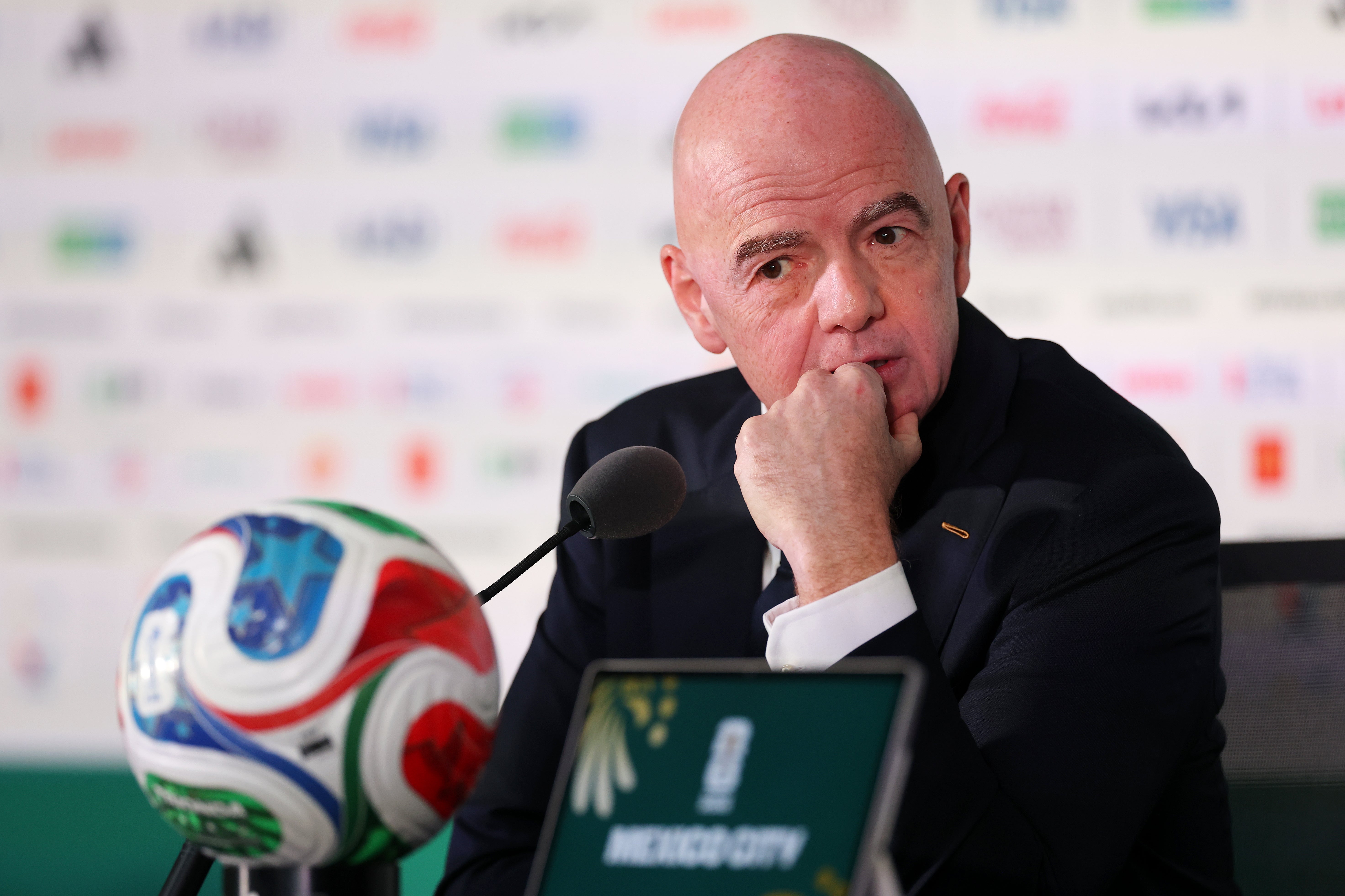 Gianni Infantino, presidente de la FIFA, se dirige a los medios