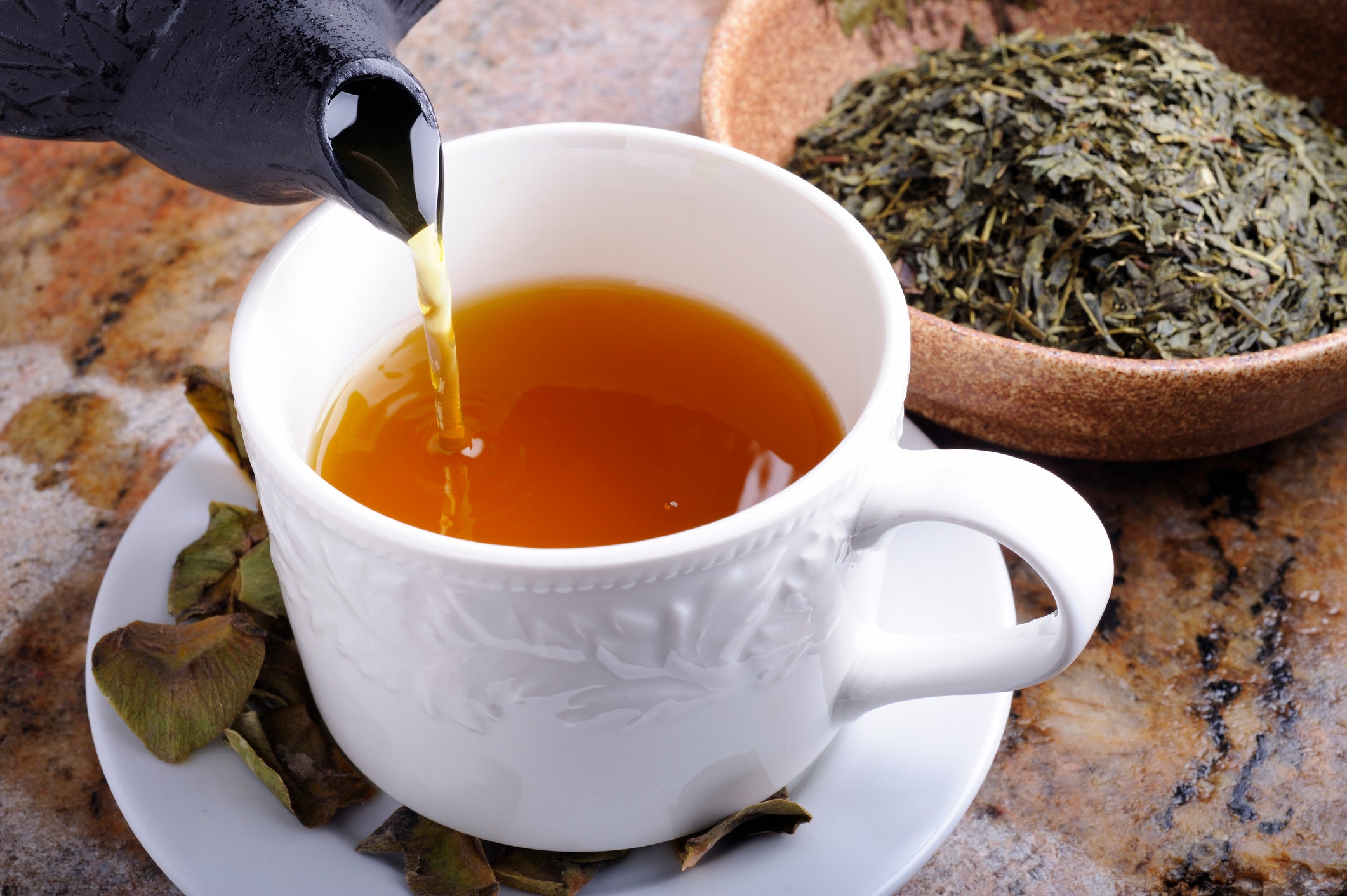 El té tiene beneficios para la salud, pero no todas las formas de consumirlo son iguales