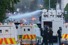 Policía usa cañones de agua para controlar a manifestantes en Belfast