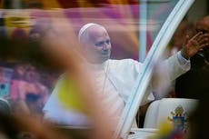 El papa visita el "muelle de la vergüenza" en Canarias, donde migrantes durmieron en miseria