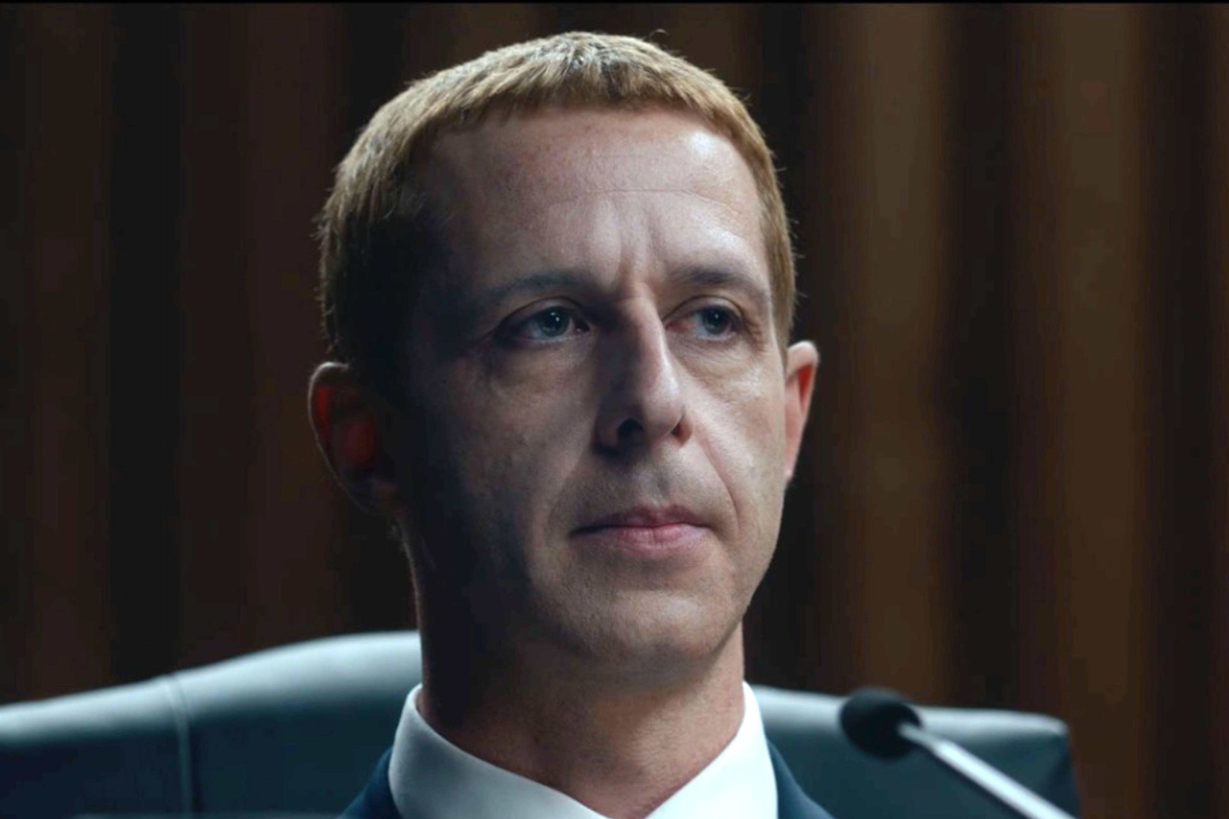 Jeremy Strong interpreta a un Mark Zuckerberg en apuros en ‘El poder de la red’