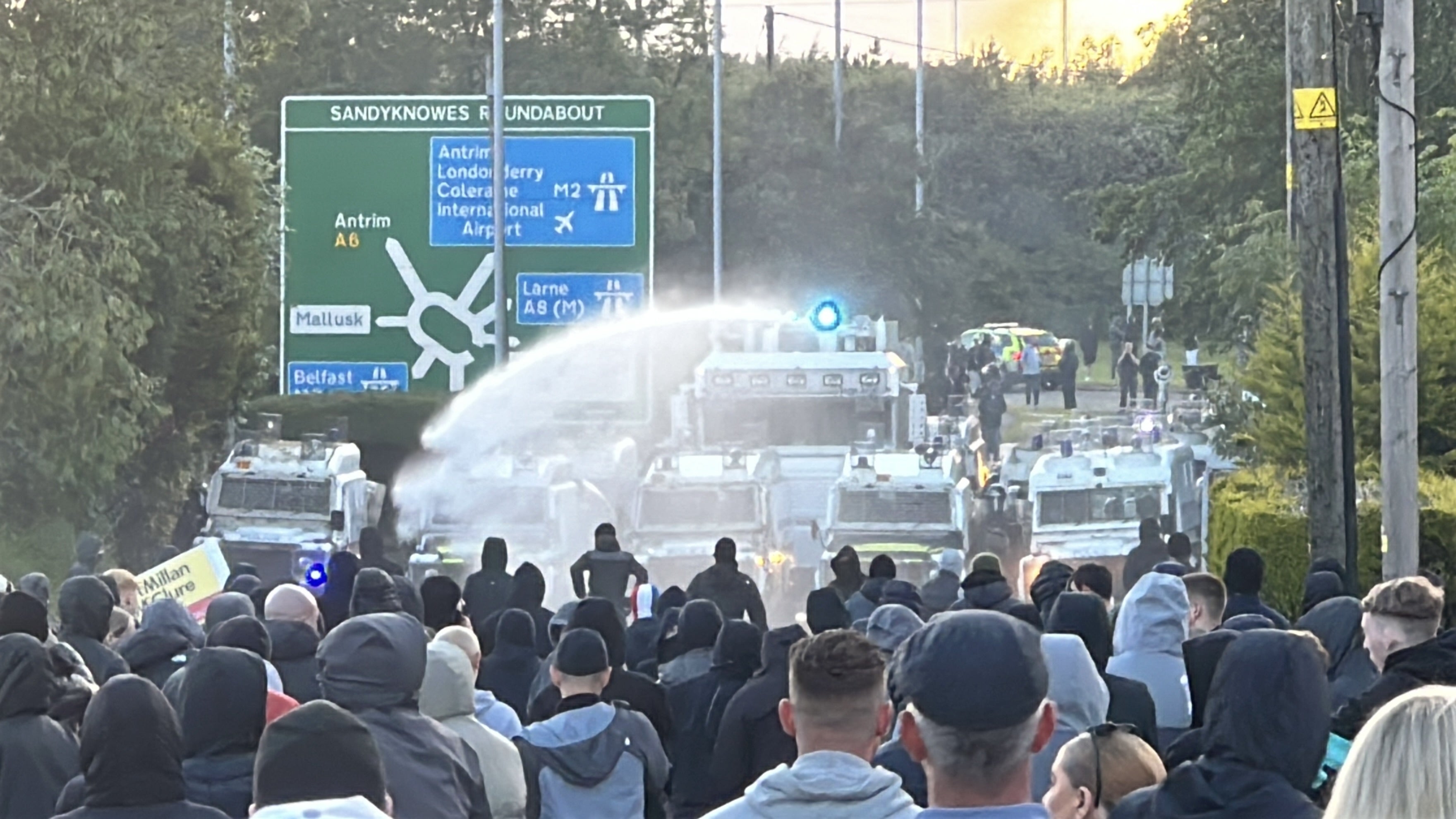 La policía desplegó cañones de agua en medio de los disturbios